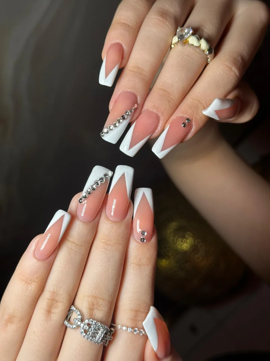 Gümüş ve beyaz detaylı nail art